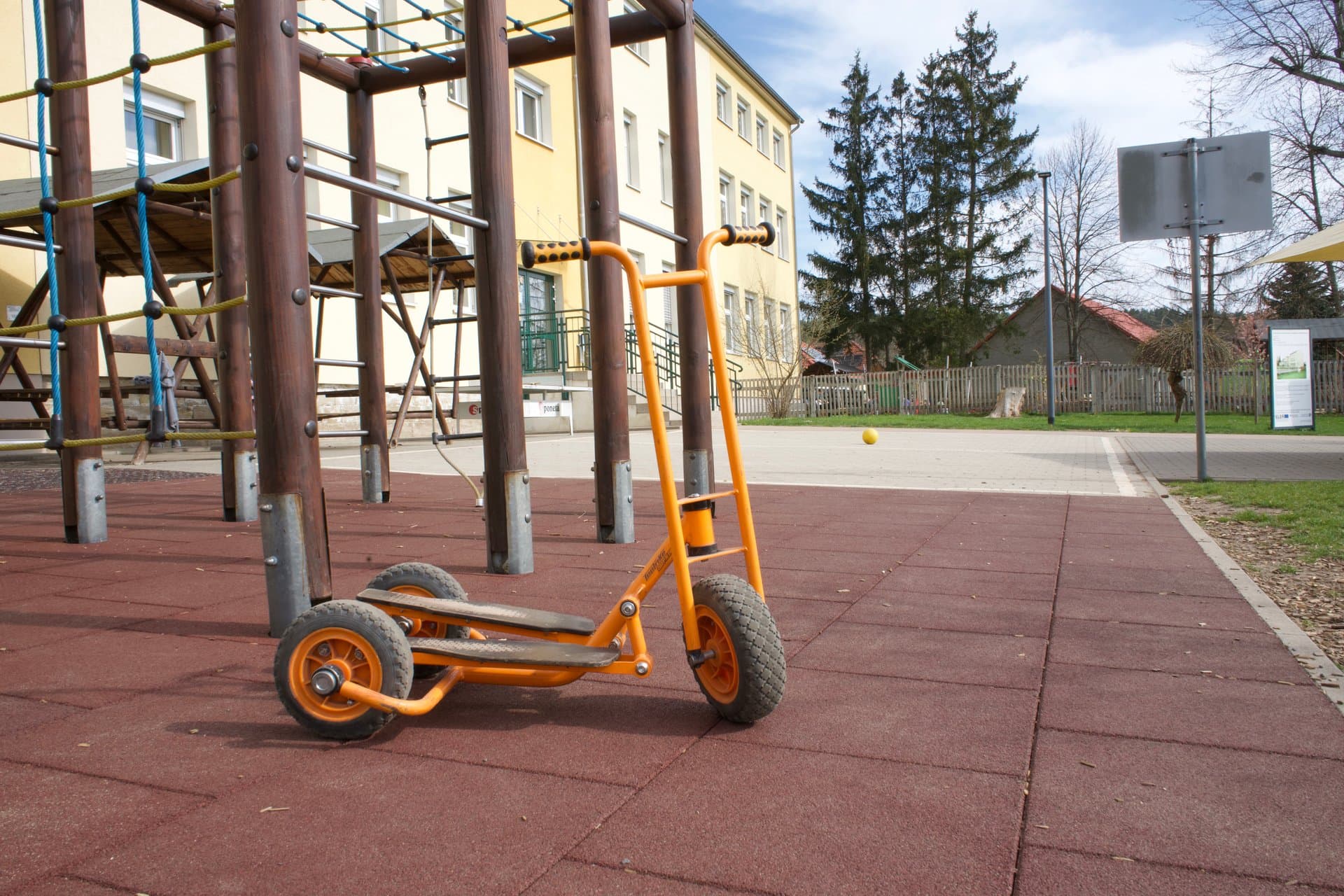Scooter auf dem Schulhof