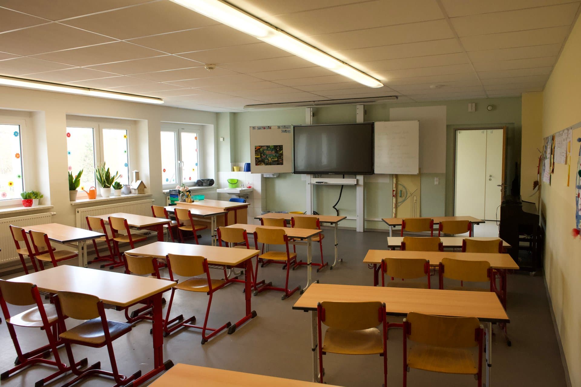 Klassenraum mit Smartboard und Tablets