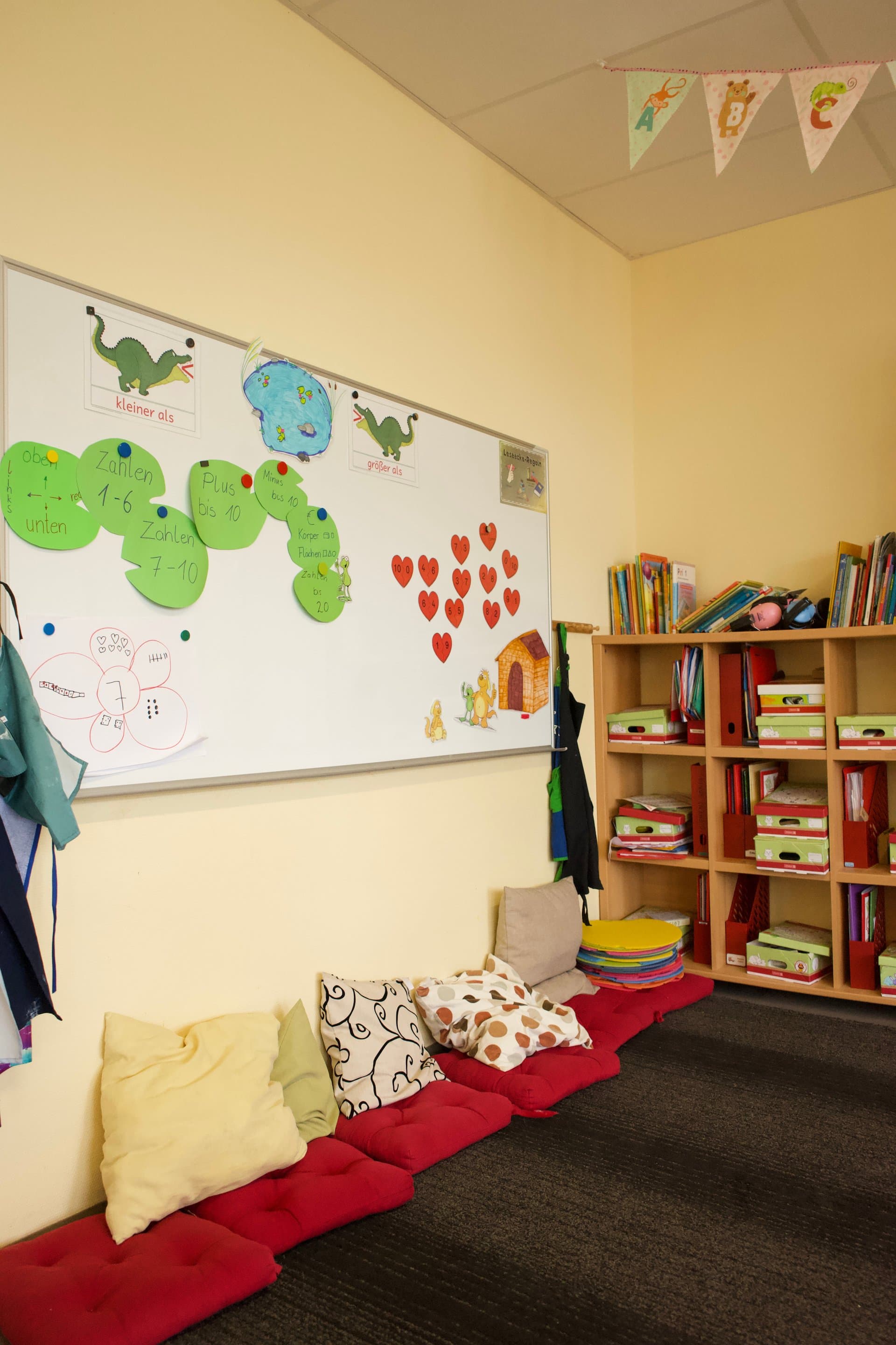 Leseecke mit Whiteboard und Büchern