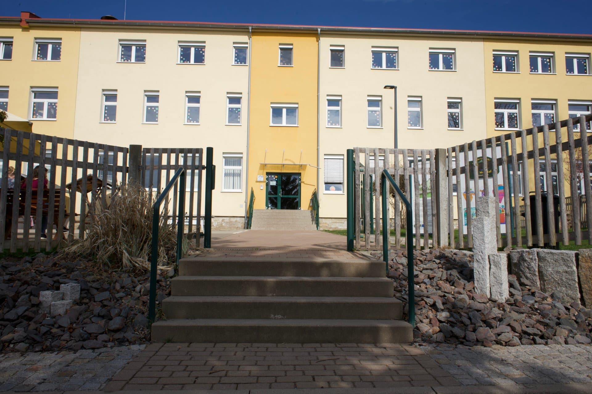 Eingang der Grundschule Am Mühltal in Weißenborn